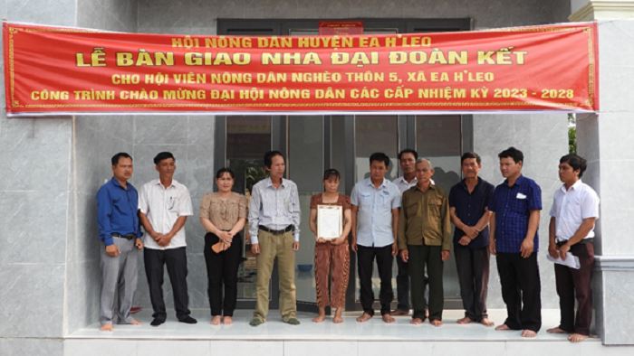 Bàn giao nhà đại đoàn kết cho gia đình hội viên nông dân nghèo